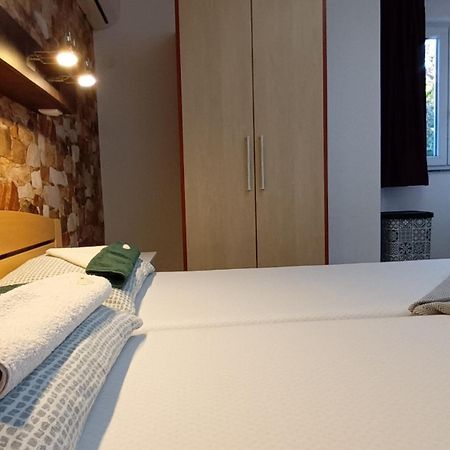 Apartamento Bosi I Goli Starigrad Paklenica Exterior foto