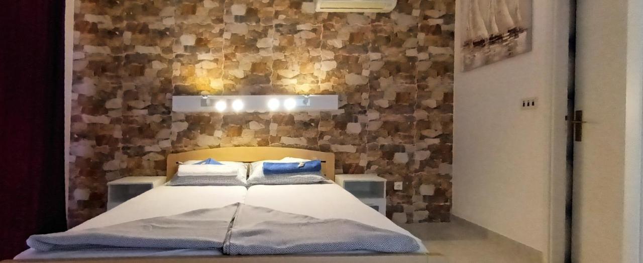 Apartamento Bosi I Goli Starigrad Paklenica Exterior foto